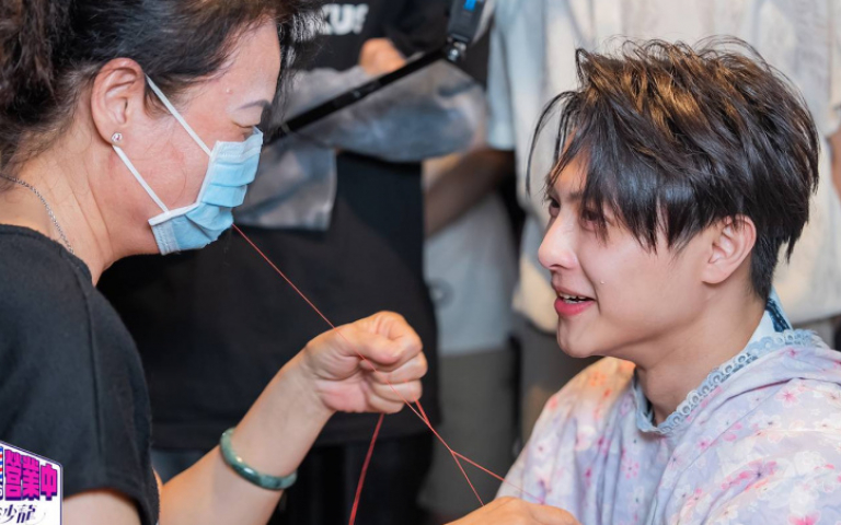 王子趴床讓謝金燕踩背　罕見掉男兒淚畫面曝光