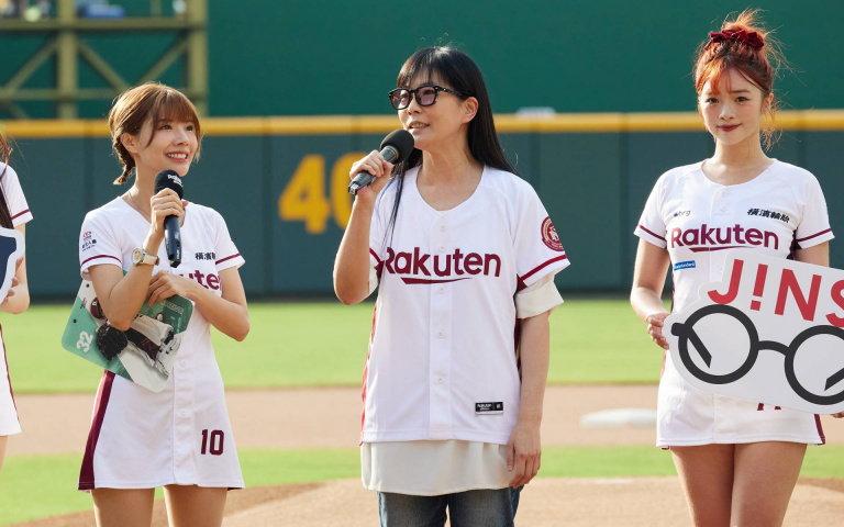 場邊新嬌點！樂天女孩首度挑戰「眼鏡Look」應援助威　球迷嗨翻