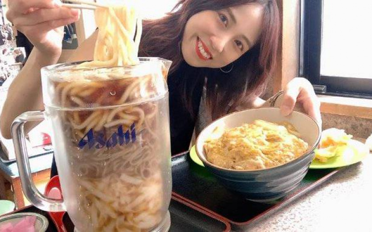 這是飲料還是餐點？名古屋夏日限定、超浮誇「啤酒杯蕎麥烏龍麵」