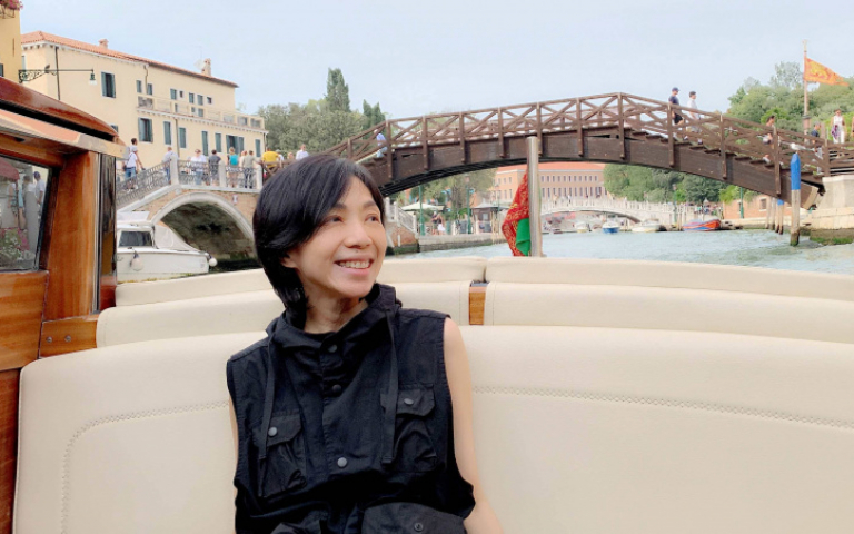 萬芳參加威尼斯影展海關不放行　全因膚質太凍齡