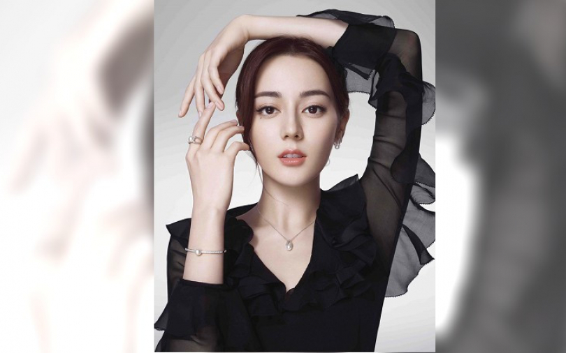 迪麗熱巴優雅演繹　女神綻放珍珠光采