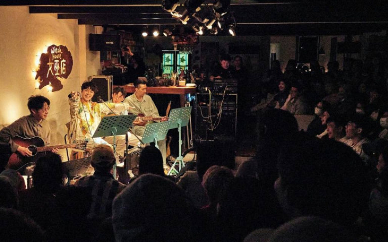 吳青峰收假返工開唱　見粉絲驚呼「離好近好可怕」