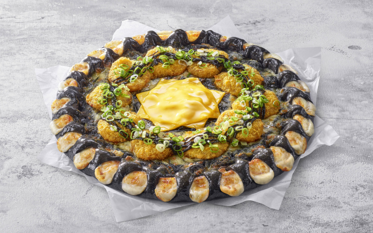 真的黑嚕嚕!必勝客推暗黑料理「蒜香黑咖哩豬排比薩」 單點大披薩再享6折