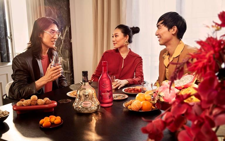 「軒尼詩」攜手當代藝術家打造限量酒瓶禮盒！酒控趕緊收藏起來！