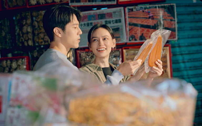 胡宇威愛逛傳統早市不怕被認出　與姚以緹見面第一天就穿婚紗秀恩愛