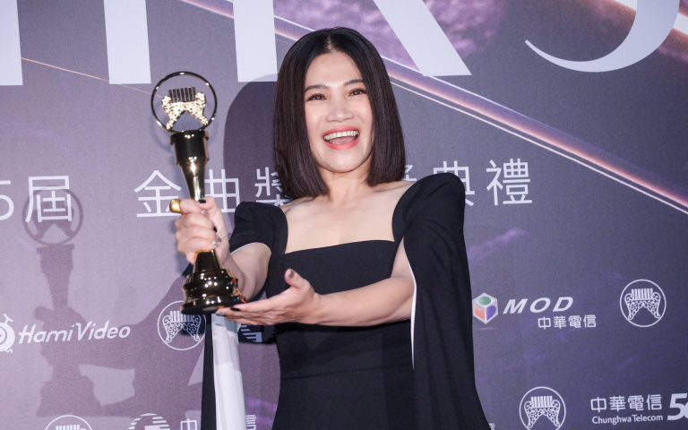 金曲35/爸媽半年內相繼離世 黃妃三度奪台語歌后淚崩