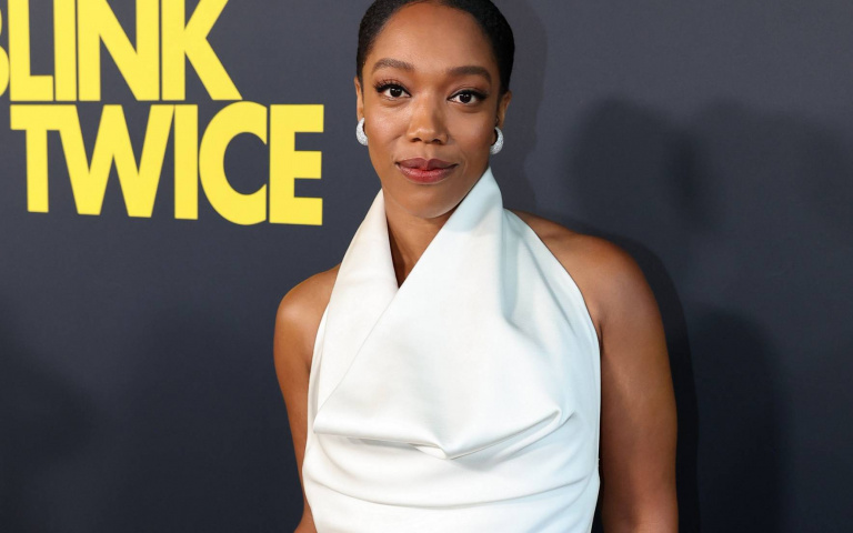 新「貓女」首部執導電影　《求救眨眨眼》男女權力互動讓人坐立不安