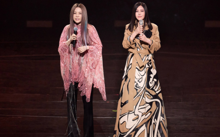 江蕙小巨蛋開唱驚喜加菜　「相隔16年」合體妹妹江淑娜逗趣討紅包