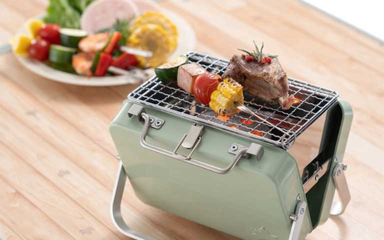 邊緣人必備！手提型「炭火烤肉爐」外觀就像公事包，就算一個人也能烤起來！