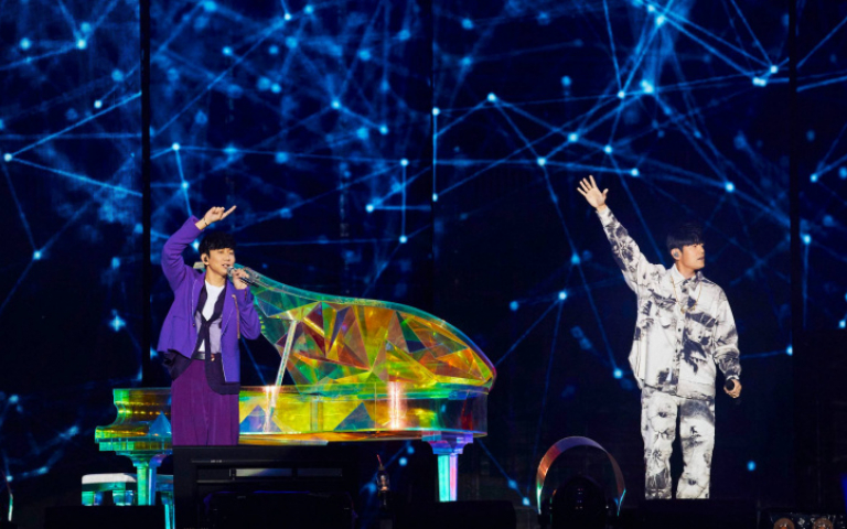 周杰倫驚喜現身林俊傑演唱會　嗨邀五月天阿信三人行