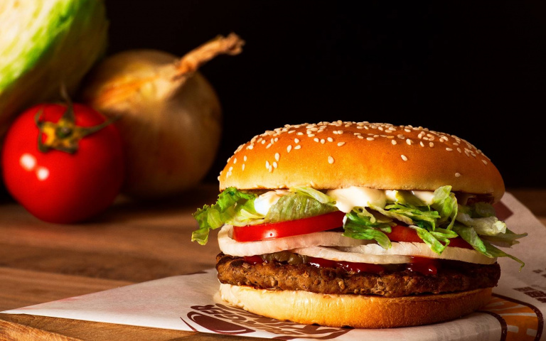 「漢堡王」2堡199元！線上預訂送造型抱枕，花生脆雞、牛肉、鱈魚揪朋友開吃！