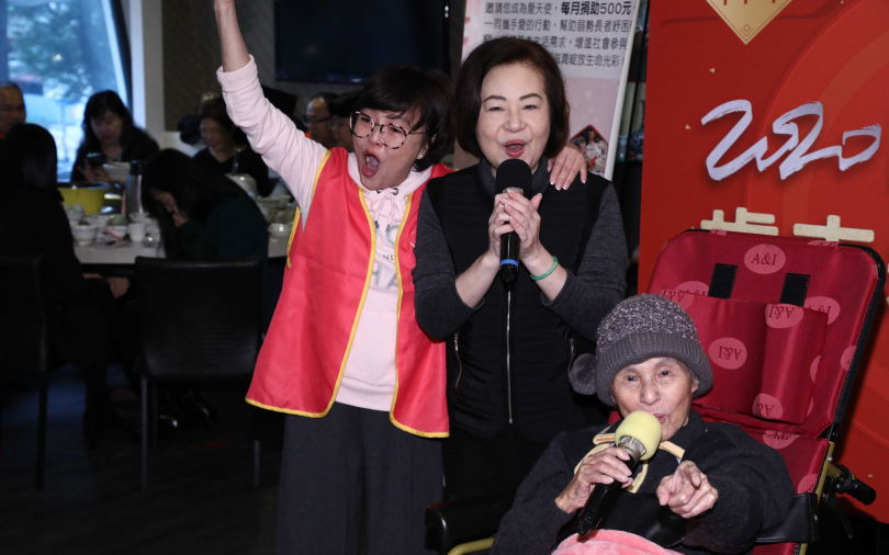 歌王文夏遭餵毒首露面　高歌「媽媽請你保重」逼哭人