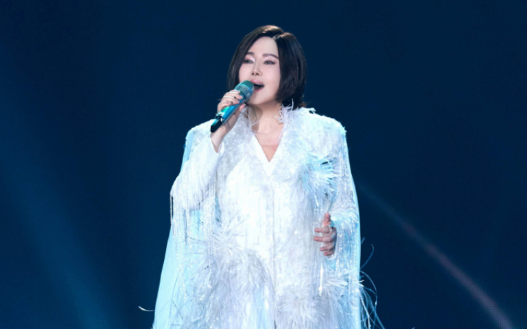 江蕙幽默逗遲到粉「等你們坐好」　選唱〈月亮代表我的心〉致敬媽媽