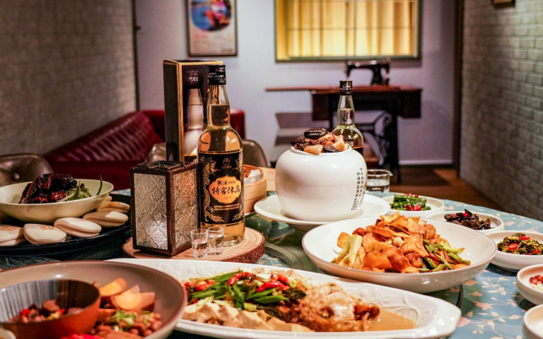 來場餐酒饗宴1／嘗一杯特窖陳高、吃一口毛澤東紅燒肉　在金酒醇香中愛上眷村菜