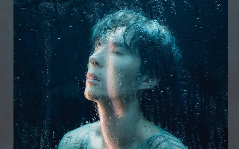 陳勢安穿鏤空上衣寒流泡水　散發「生人勿近」氣場