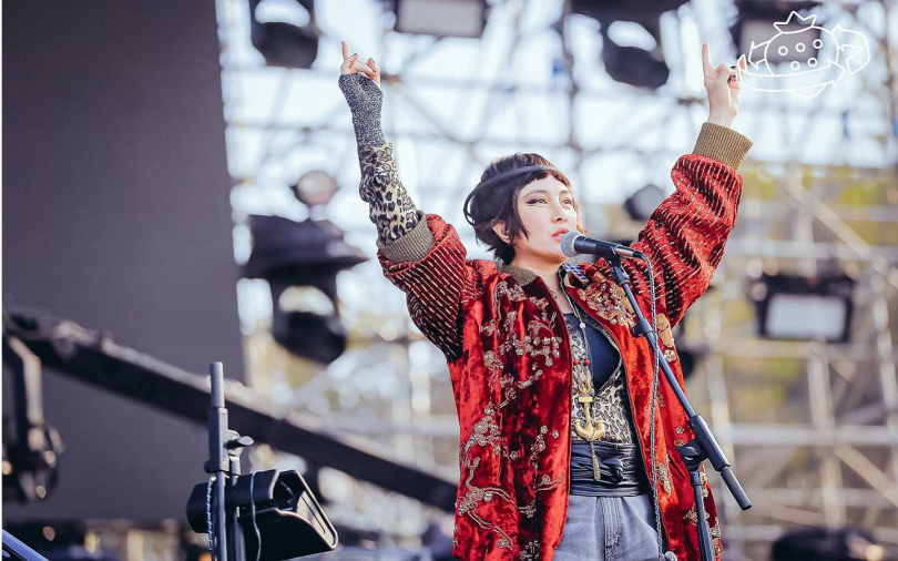 何超儀先開刀再開唱　頂「海膽頭」飆唱〈海闊天空〉