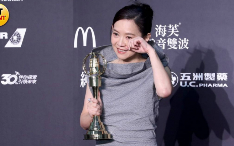 金鐘61／曾寶儀奪獎淚灑舞台自嘲太丟臉　感謝恩師張小燕：帶我找到一輩子的工作