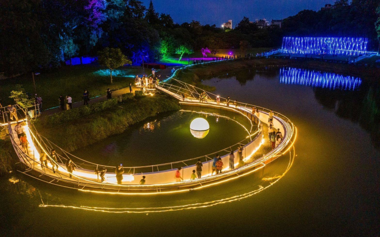 嘉義添打卡景點！快來最震撼的光影秀，帶你進入科幻的宇宙世界