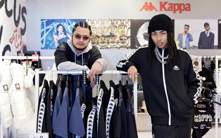 潮流品牌Kappa與禁藥王＆栗⼦、大腸王等人聯名推新品，商品預購單件享9折！