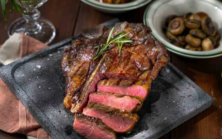 肉食控準備衝！君品酒店攜手西西里島肉品世家　打造全球首家聯名牛排餐酒館