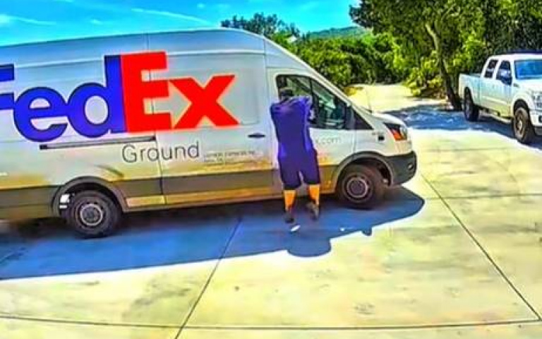 送包裹遭狗追！　這位速遞大哥「鯉魚躍龍門」跳回車內全網驚呆