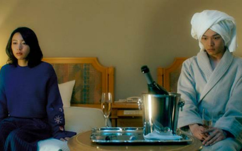 飯店約會黑川芽以　中村倫也脫內褲等她出浴