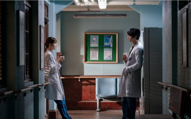 安孝燮、李聖經一吻定情再續前緣　《浪漫醫生金師傅》第三季明日Disney+ 上線