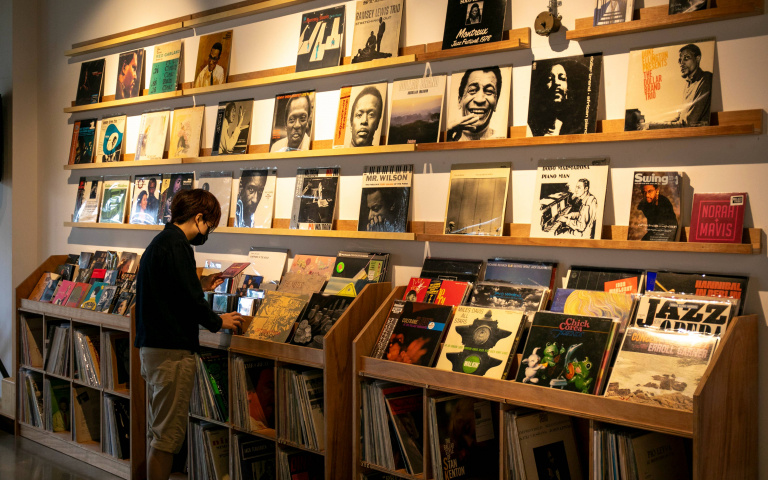 初秋遊港都3／黑膠、爵士樂迷必朝聖的南國秘境　 「爵式WiJazz Records」滿滿音樂元素