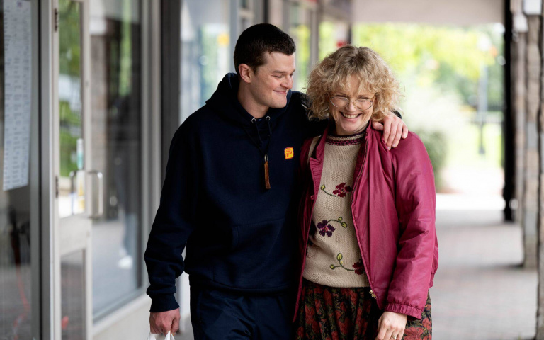 擊敗甜茶＆李奧納多！從精靈王子到BAFTA影帝，《出口成髒》羅伯特阿拉馬約大爆發！