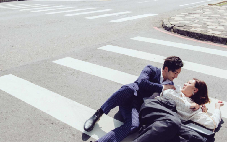 安心亞過馬路恍神遇險 當飆仔慘摔柏油路