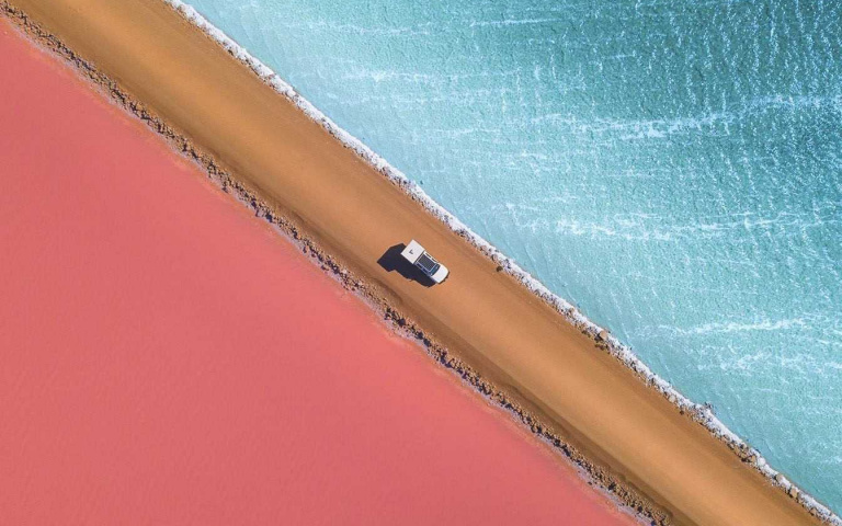 這是P的?還是在夢裡?被道路一分為二的澳洲雙色湖