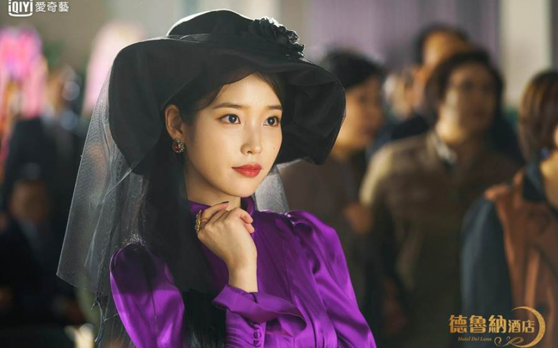 IU《德魯納酒店》上演「時尚秀」 戲稱呂珍九是「最弱男主角」