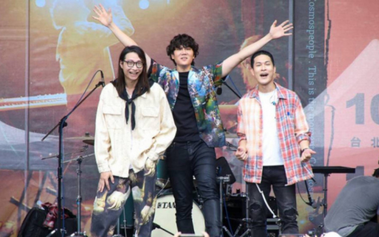 Sandy挺5月肚現身力挺宇宙人 求小孩不要像憲哥
