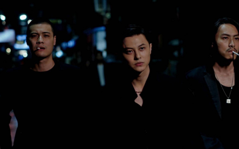 王子《山中森林》拋偶包變身黑幫　耍狠挑戰8+9江湖味到位