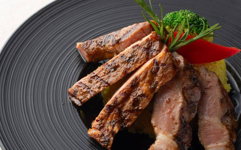 星級異國料理百元有找?薑黃香料飯、紐澳良煎豬排,吃貨們快衝!