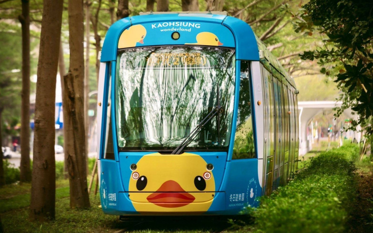 黃色小鴨重回愛河！輕軌和計程車上全是牠　城市「染黃」各個角落都好拍