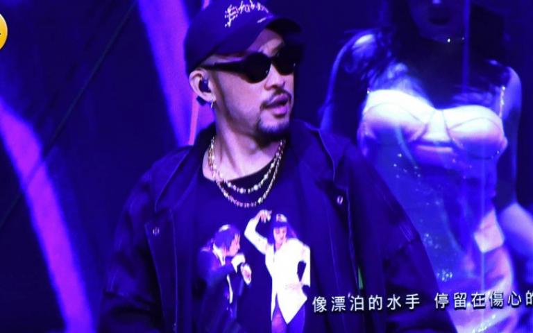 金曲35/放送事故!MC HotDog熱狗被消音 當場下跪「不是我的問題」