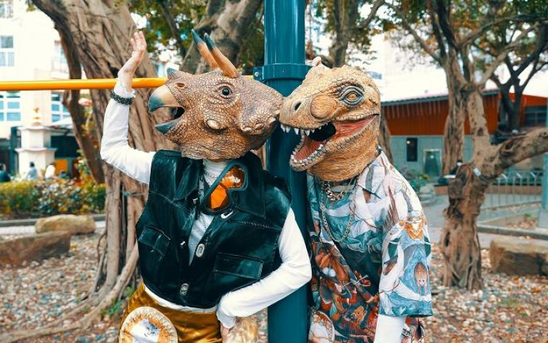 星對話／恐龍的皮穿越碰上脆樂團　嚇到路人遭吼「不要靠近我們」