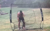 拯救犰狳卻遭恩將仇報　男子嚇到噴裝逃跑畫面曝光