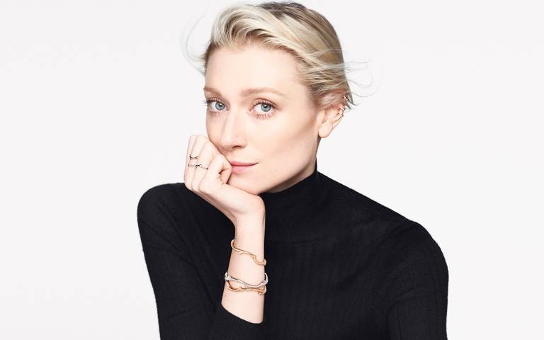 大熱影集《王冠》第5季黛妃完美複製人，伊莉莎白戴比基優雅代言DIOR玫瑰珠寶