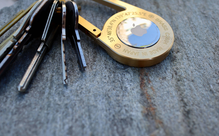 精品質感！日本職人打造金屬AirTag專用掛環，登山扣環更具功能性！