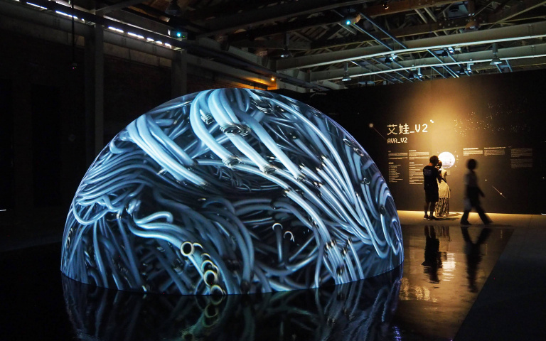 夏日看展去1／全球頂尖團隊Ouchhh十年回顧　3件AI數據藝術作品台灣限定