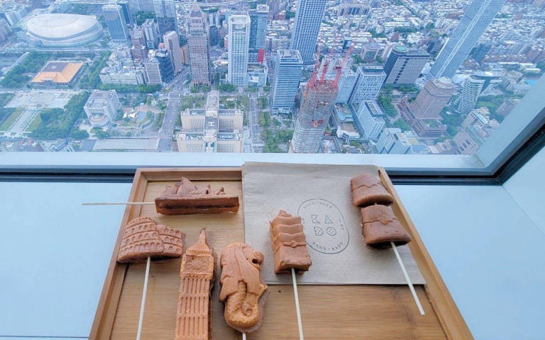 有夠高?全台最高「雞蛋糕店」降肉,倫敦大笨鐘、藍白拖,超吸睛造型快來打卡