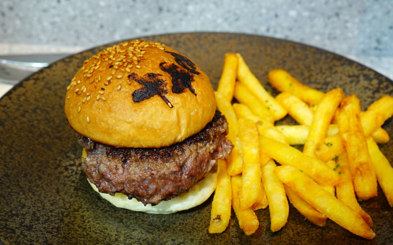 日本「尾崎牛」登台了！超厚「直球漢堡」一擊必中　簡單調味決勝負