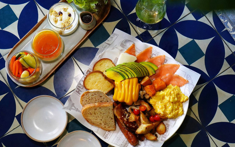 走進台中豪宅區吃早午餐　週末、假日限定供應　手打漢堡排搭調酒超Chill