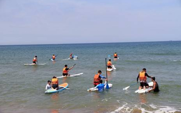 夏日狂歡好去處！SUP、衝浪、天空滑梯，一起去「玩夏北海岸」！