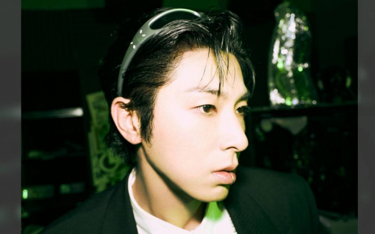 允浩推出首張個人專輯　MINNIE助陣傳授拍照姿勢