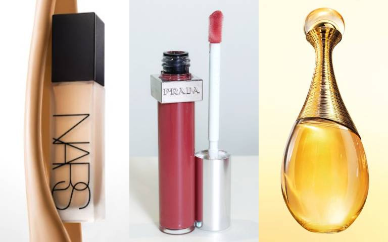 一推出就是現象級爆款美妝！PRADA光凍唇釉、NARS輕霧粉底精華、DIOR花蘊香精，精緻女孩的命定神物全在這