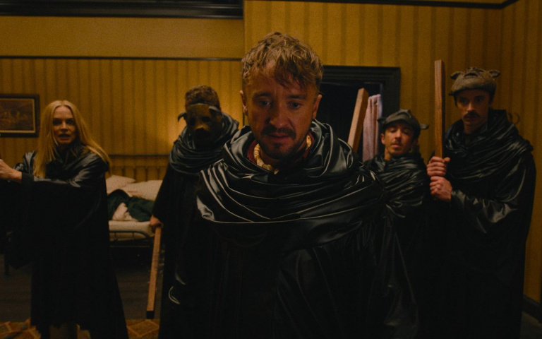 跩哥馬份黑化！湯姆費爾頓新片改拿西瓜刀，網友笑：魔杖終於退休！