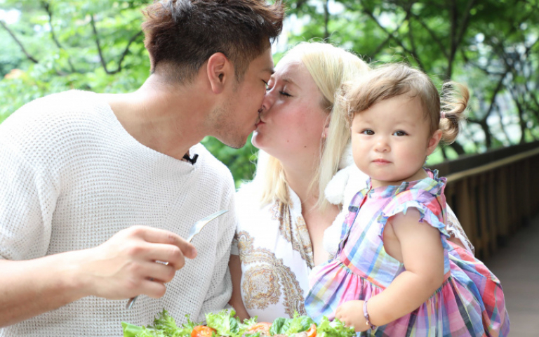 羅平啾老婆放閃 1歲半混血女兒嘟嘟嘴超萌